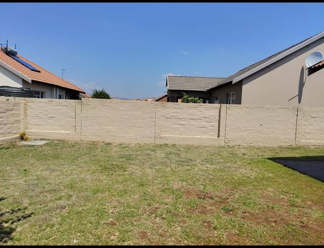 3 BEDROOM TOWNHOUSE FOR SALE IN WATERKLOOF AH